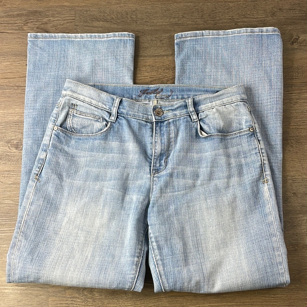 Foster Jeans Co Women’s High Rise Light Wash Boot Cut Jeans, size 12